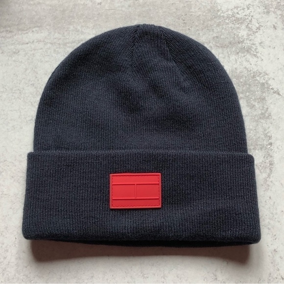 Tommy Hilfiger Unisex Navy Blue Beanie Red Logo One Size NWT - Picture 1 of 6